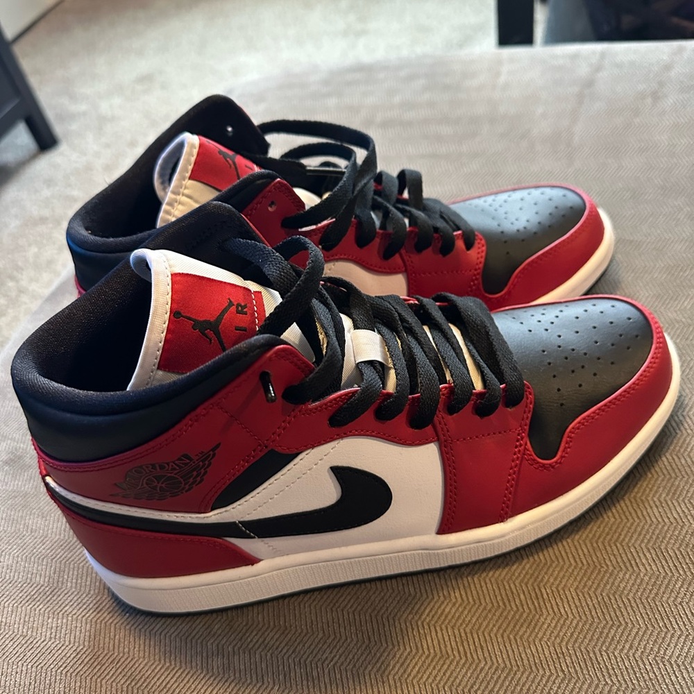 Jordan 1 Mid - Chicago